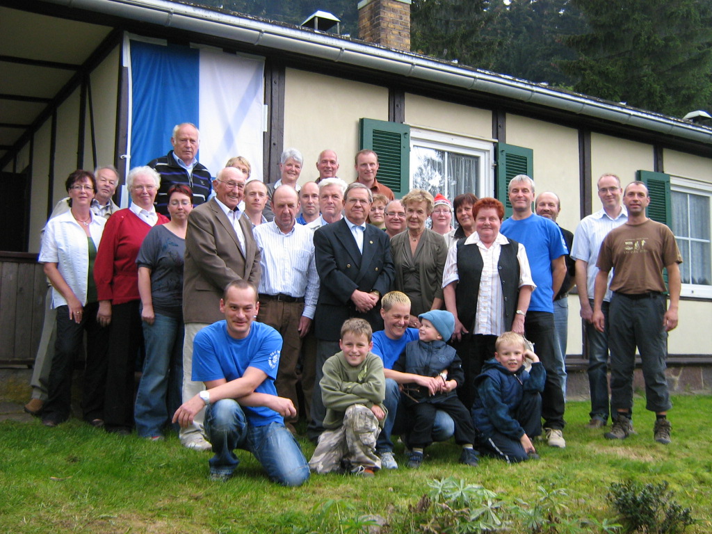 Gruppenbild zum 50-jährigen Jubiläum der Skihütte