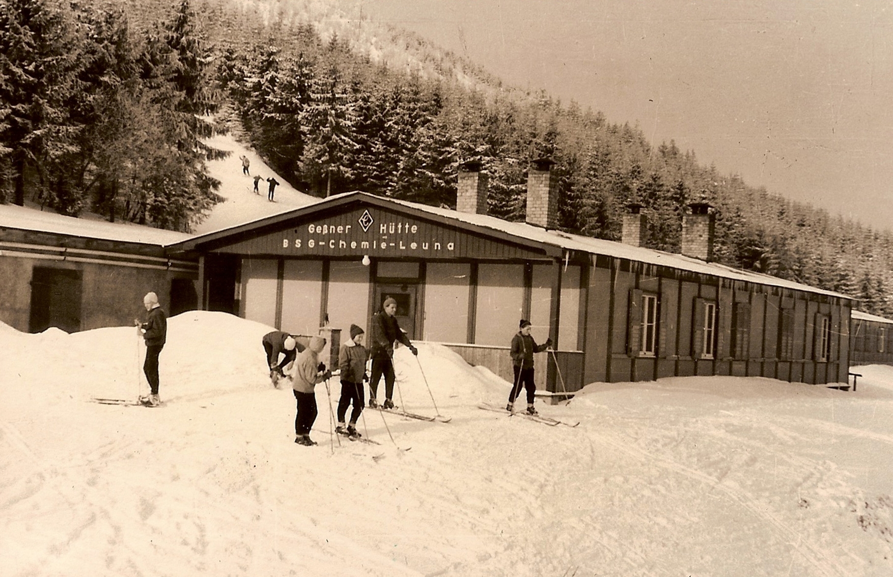 Skifahrer an der Skihütte